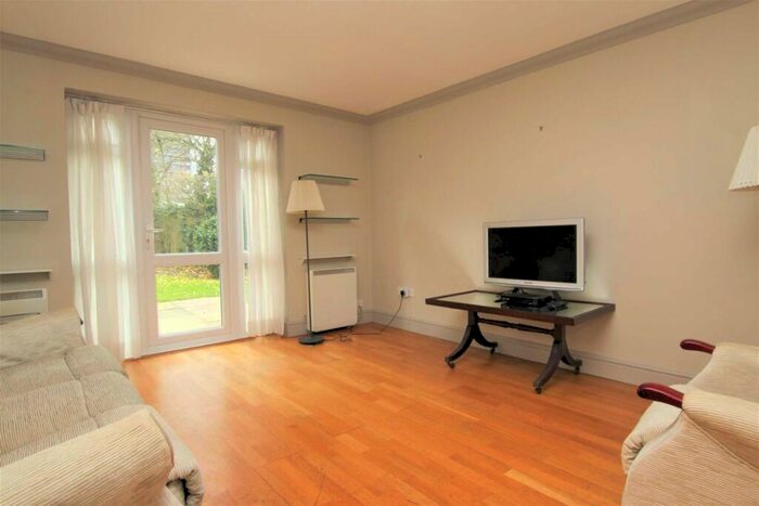 2 Bedroom Flat To Rent In Oakridge Drive, London, N2