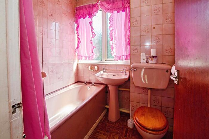 3 Bedroom Semi-Detached House For Sale In Willaston Close, Nottingham, NG6