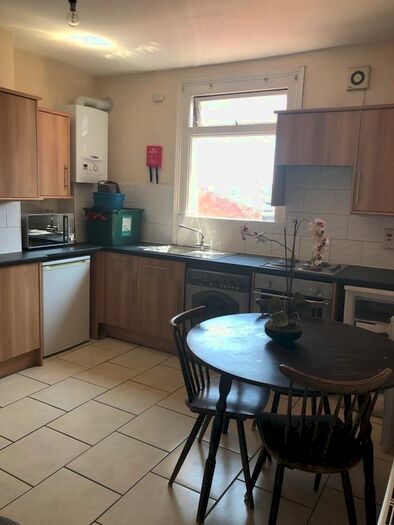 3 Bedroom Flat To Rent In Gloucester Road, Horfield, Bristol BS7