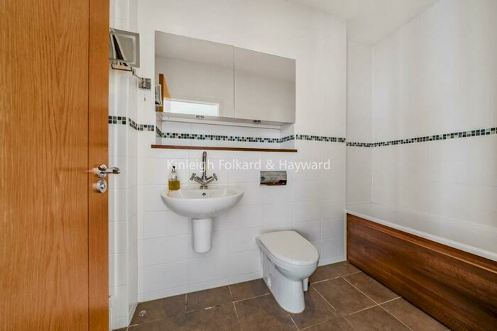 2 Bedroom Flat For Sale In Westerham Road, Keston, BR2