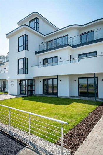 2 Bedroom Apartment For Sale In The Esplanade, Frinton-On-Sea, CO13