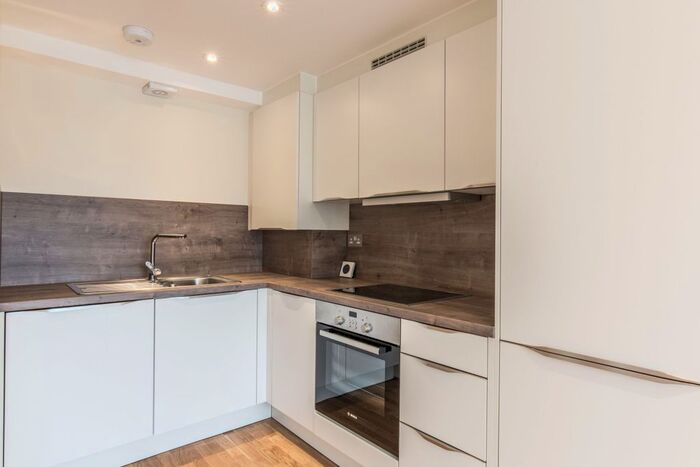 Studio To Rent In Trout Road, Yiewsley, West Drayton, UB7