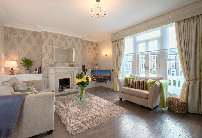 2 Bedroom Flat To Rent In The Barons, St Margarets, Twickenham, TW1