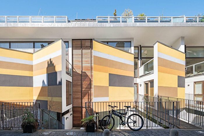 2 Bedroom Flat For Sale In Mears Close, Whitechapel, London, E1