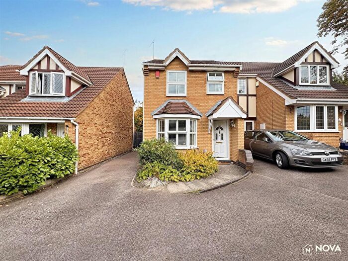 3 Bedroom Semi-Detached House For Sale In Lambourn Drive, Luton, LU2