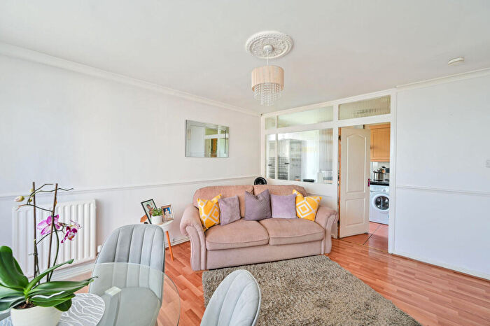 2 Bedroom Flat For Sale In Rye Hill Park, Peckham Rye, London, SE15