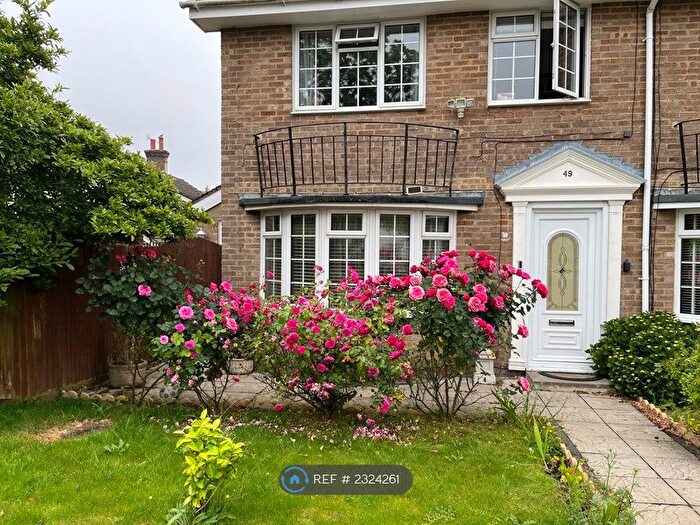 4 Bedroom Semi-Detached House To Rent In Lyndhurst Close, Crawley, RH11