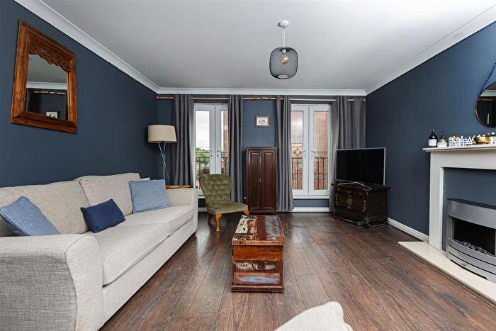 4 Bedroom Town House To Rent In Birchwood Close, Lindley, Huddersfield, HD3