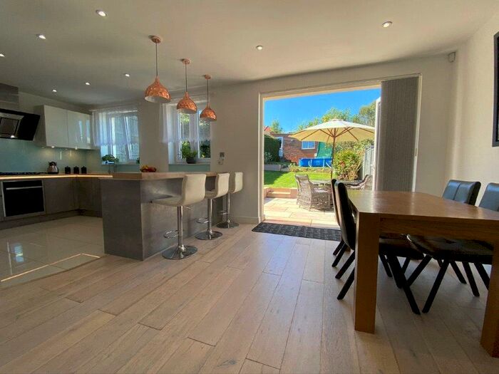 4 Bedroom Semi-Detached House To Rent In Rushdene Avenue, Barnet, EN4