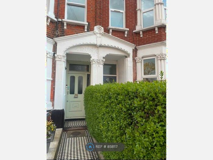 2 Bedroom Flat To Rent In Holmesdale Road, London, SE25