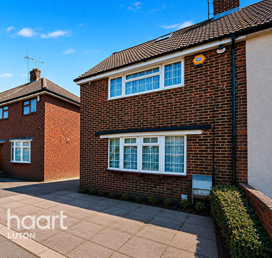 3 Bedroom Semi-Detached House For Sale In Dallow Road, Luton, LU1