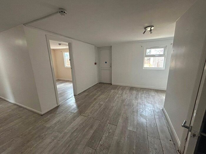 8 Bedroom Detached House To Rent In Alderbury Spur, Slough, SL1