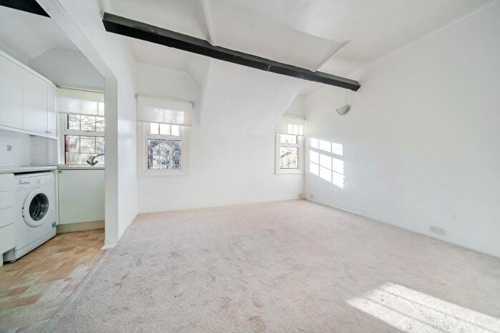 1 Bedroom Apartment For Sale In Camperdown House, Windsor, SL4