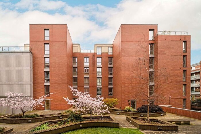 2 Bedroom Flat To Rent In High Street, Brentford, TW8