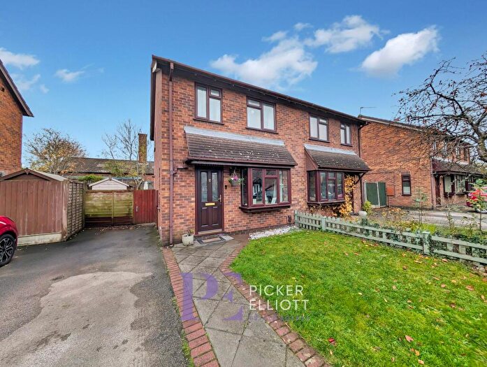 3 Bedroom Semi Detached House For Sale In Rydal Close, Hinckley, LE10