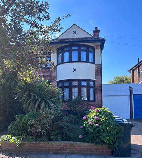 3 Bedroom Semi-Detached House To Rent In Lynton Mead, Woodside Park, N20