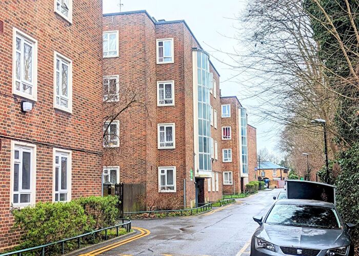 3 Bedroom Flat To Rent In Flat, Crouch Hall Court, Sparsholt Road, London, N19