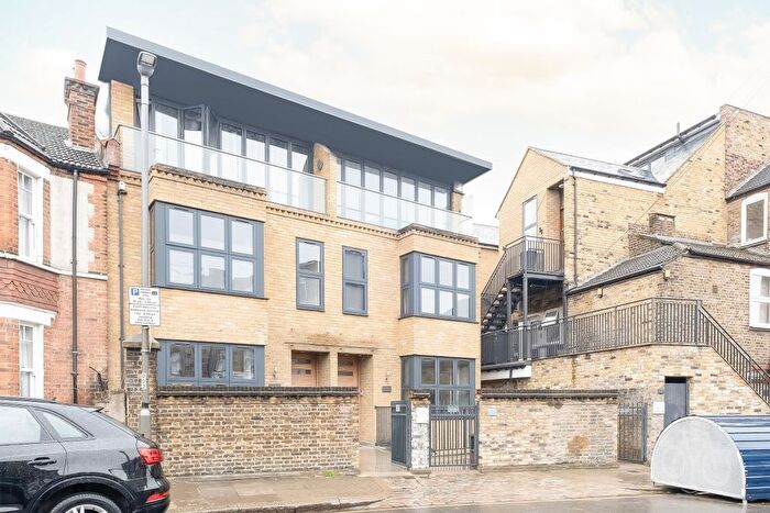 2 Bedroom Maisonette To Rent In Garratt Lane, London, SW17