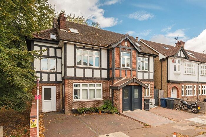 3 Bedroom Flat For Sale In Southdown Avenue, Hanwell, W7