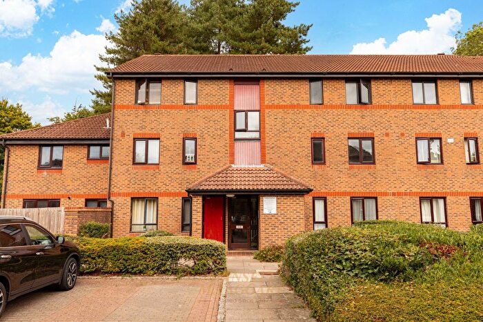 2 Bedroom Flat For Sale In Oakside Court, Horley, RH6