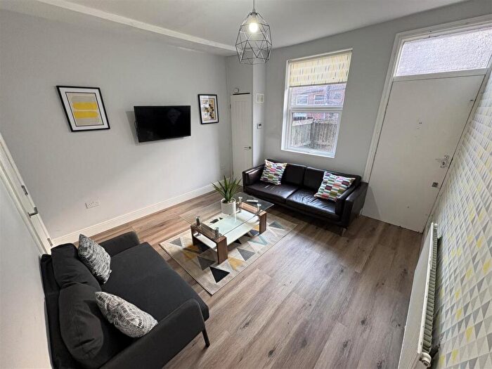 5 Bedroom Terraced House To Rent In School View, Hyde Park, Leeds, LS6