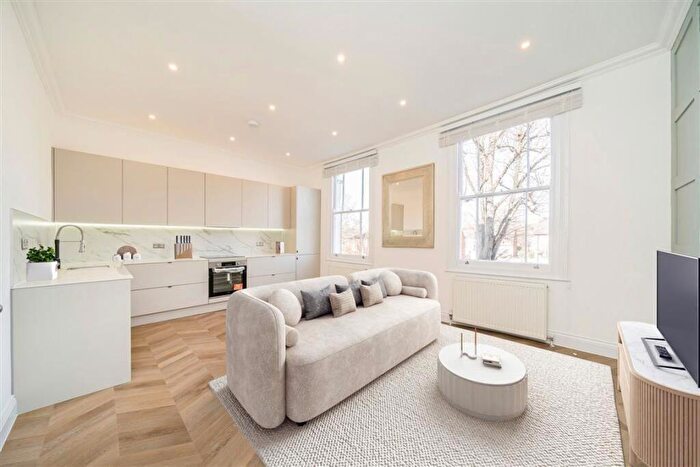 2 Bedroom Flat To Rent In Effingham Road, Lee, SE12