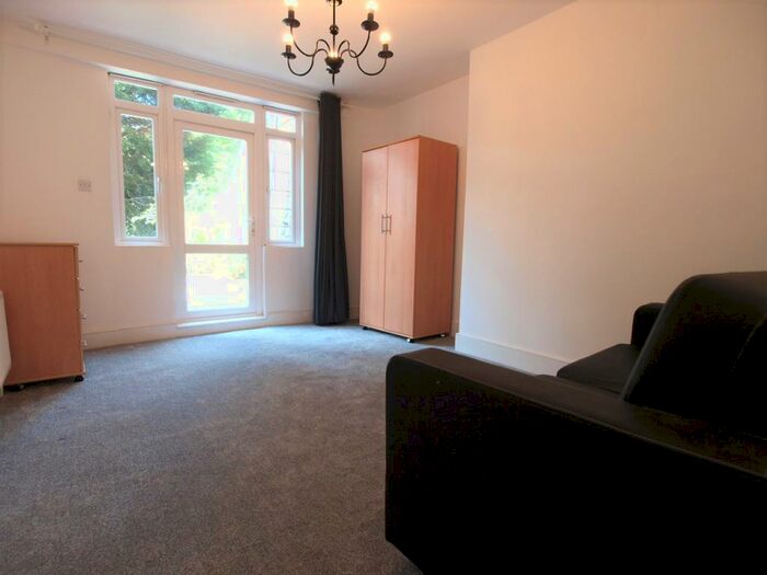 3 Bedroom Flat To Rent In Yonge Park, Finsbury Park, N4