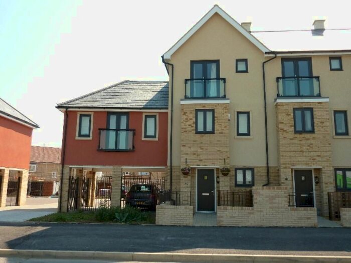 4 Bedroom Semi-Detached House To Rent In Ring Fort Road, Cambridge, CB4