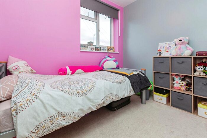 2 Bedroom End Of Terrace House For Sale In Northern Road, Aylesbury, HP19