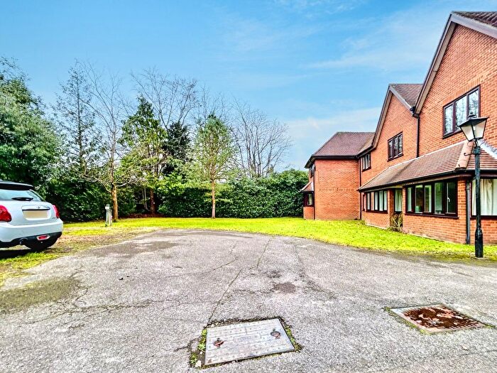 1 Bedroom Flat For Sale In Bassett Crescent West, Southampton, SO16