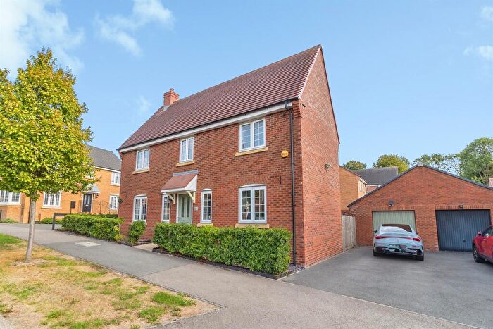 4 Bedroom Detached House For Sale In Aylesbury Drive, Houghton Regis, Dunstable, LU5