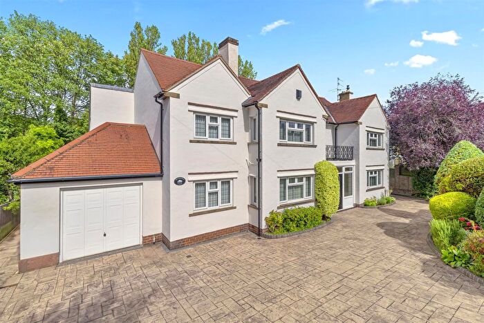 6 Bedroom Detached House For Sale In Bolling Road, Ilkley, LS29