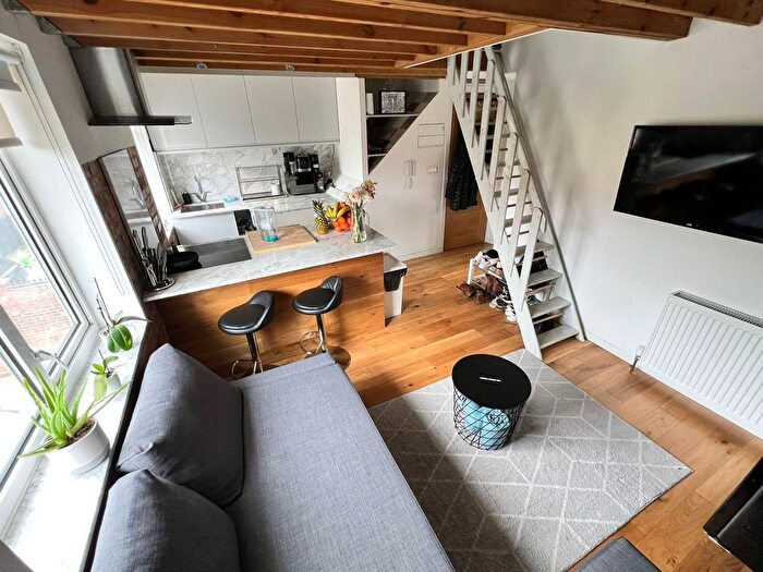 1 Bedroom Flat To Rent In Heathstan Road, London, W12