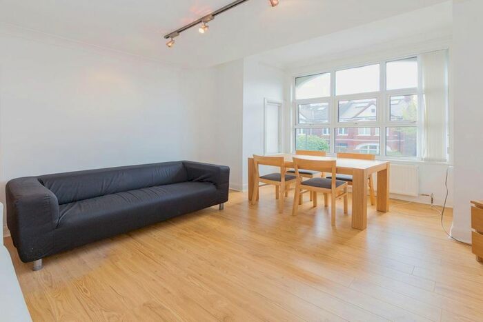 3 Bedroom Flat To Rent In Love Lane, Pinner, HA5