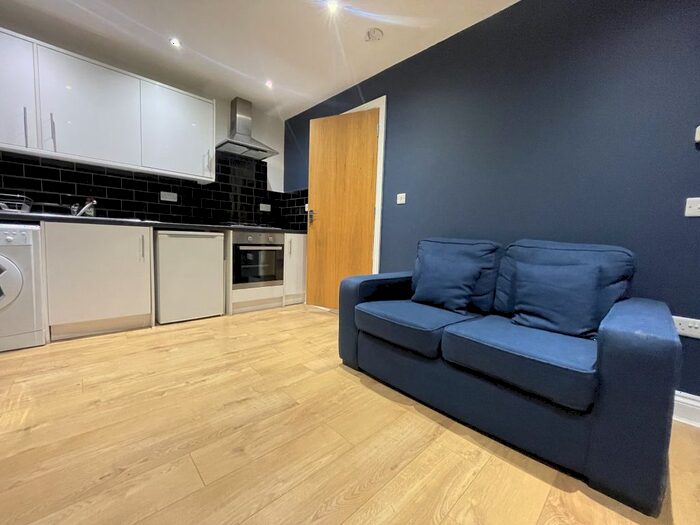 1 Bedroom Flat To Rent In The Mall, London, W5