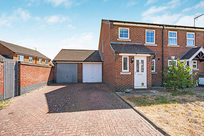 2 Bedroom End Of Terrace House For Sale In Lea Grove, Didcot, OX11