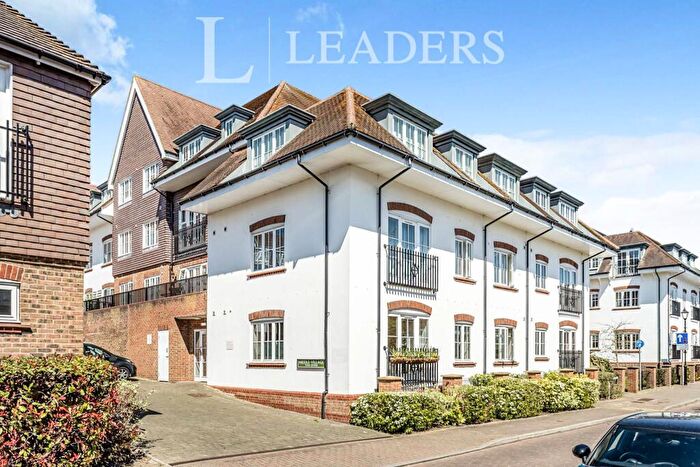 2 Bedroom Flat To Rent In Middle Village, RH16