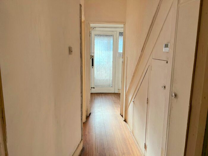 2 Bedroom Flat To Rent In Tylehurst Gardens, Ilford, IG1