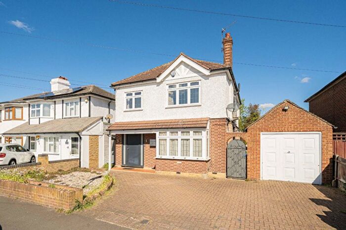 4 Bedroom Detached House For Sale In Kenilworth Road, Ashford, TW15