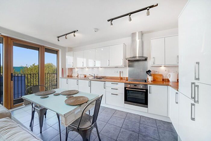 2 Bedroom Flat To Rent In Furrow Lane, Hackney, E9