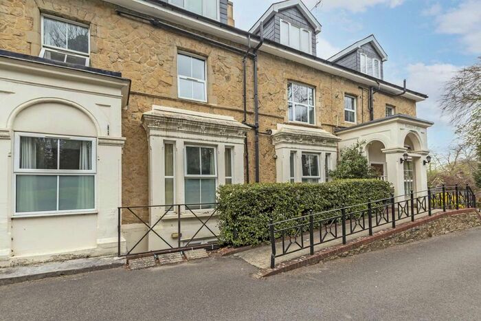 2 Bedroom Flat To Rent In Nutfield Road, Redhill, RH1