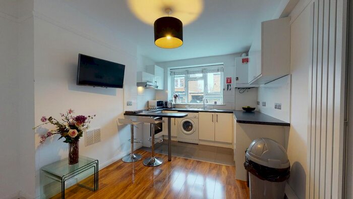 2 Bedroom Flat To Rent In Reynolds Road, Chiswick, W4