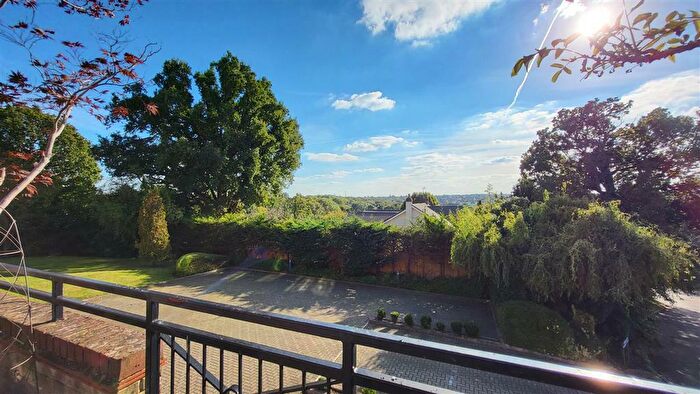 2 Bedroom Apartment To Rent In Crescent Road, Enfield, EN2