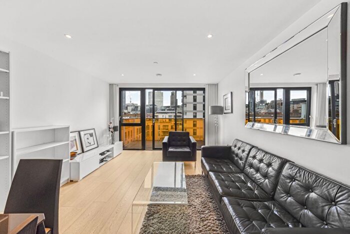 3 Bedroom Flat To Rent In Kensington Apartments, Commercial Street, E1