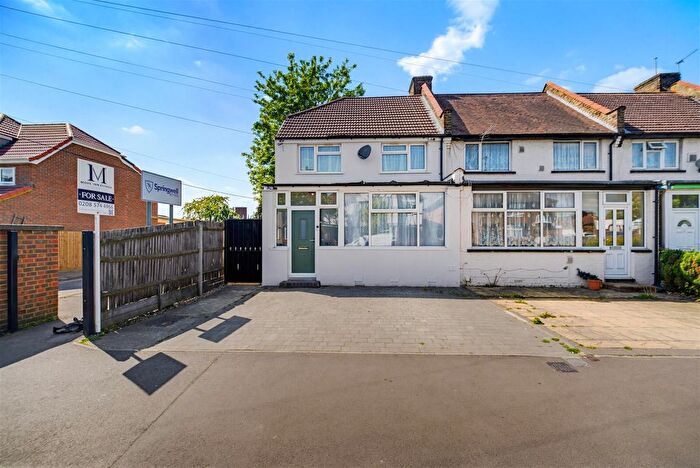 3 Bedroom Semi-Detached House For Sale In Vicarage Farm Road, Heston, Hounslow, TW5