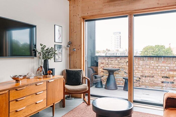 2 Bedroom Flat To Rent In Darnley Road, Chatham, E9