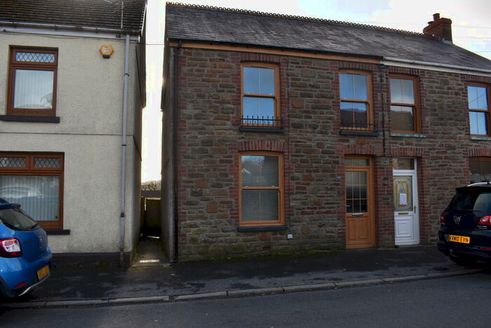 3 Bedroom House To Rent In Heol Y Parc, Cefneithin, SA14