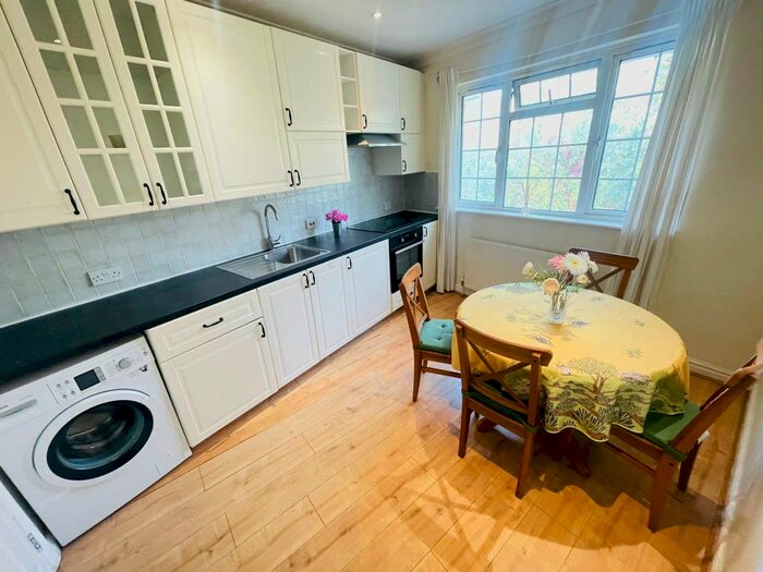 Studio To Rent In Clifton Gardens, London, NW11