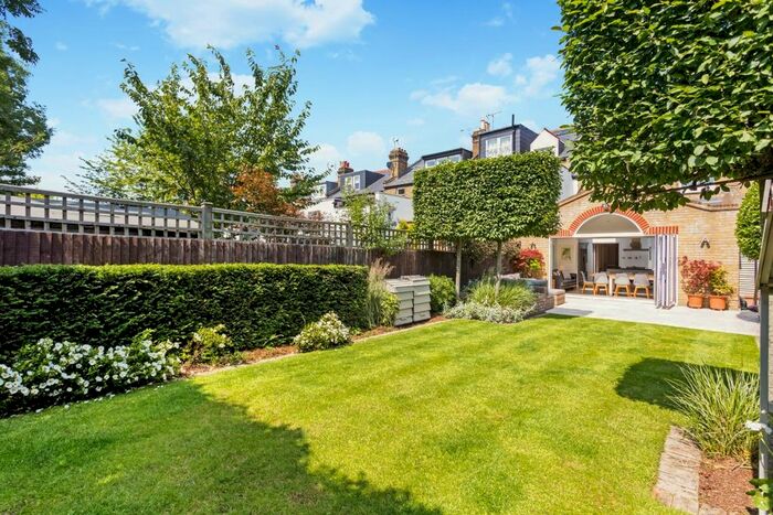 6 Bedroom Flat To Rent In Elms Road, London, SW4