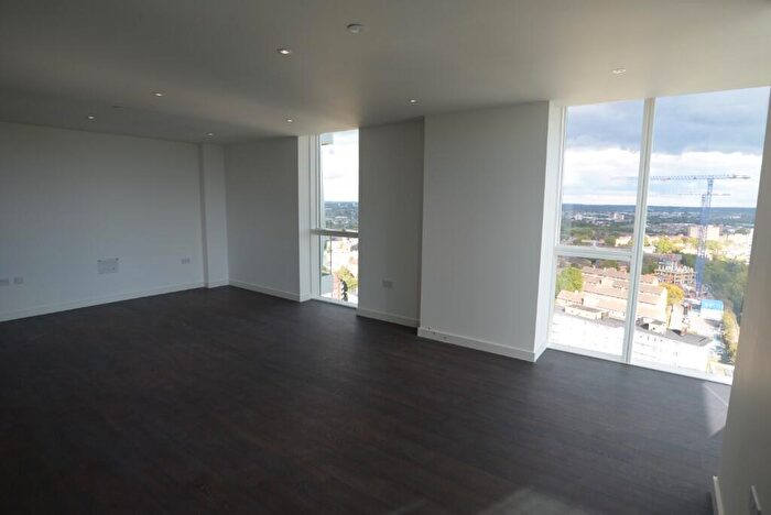 3 Bedroom Apartment To Rent In Devan Grove, London, N4